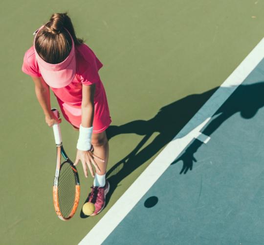Enfant Jouant Au Tennis Sur Un Terrain Extérieur Enfant Avec Balle De Tennis  Enfant Sport Avec Raquette Sur Tennis Playg